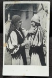 Fotografie tip carte postala, doua femei imbracate in port popular, 1917