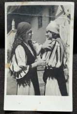 Fotografie tip carte postala, doua femei imbracate in port popular, 1917