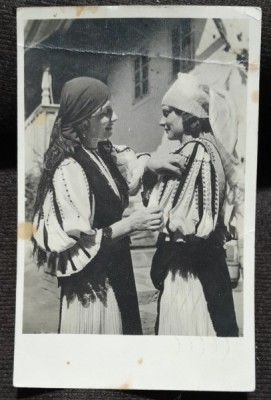 Fotografie tip carte postala, doua femei imbracate in port popular, 1917 foto