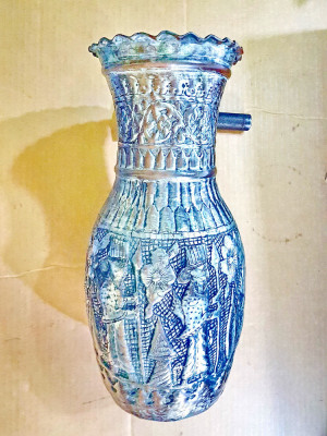 D241-Carafa antica bronz-Rege persan si diverse scene anii 1850-1900. foto