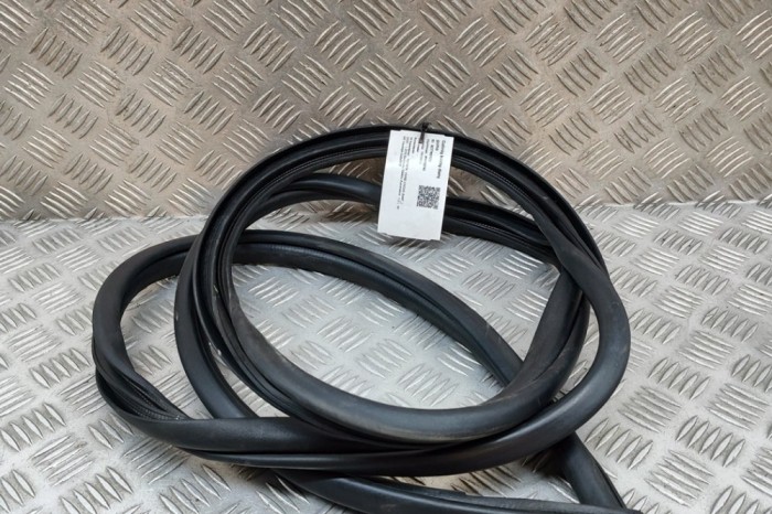 Garnitura ușă st&acirc;nga spate TOYOTA YARIS CROSS MXP_ 2022 OEM: 62332-K2010 | 27793125