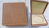 Cutie de LUX, veche, pentru prezentare, depozitare insigna, decoratie, placheta, medalie dimensiune 6 cm