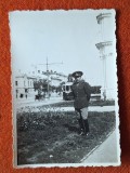 fotografie veche perioada interbelica, anii 1930, uniforma veche armata romana - imagine ofiter roman, trasura, tramvai