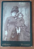 Fotografie pe carton, mama cu fetita in brate, inceput de secol XX