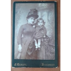 Fotografie pe carton, mama cu fetita in brate, inceput de secol XX