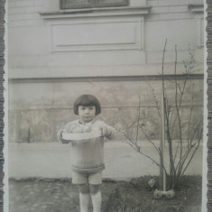 Fetita cu tava// fotografie tip CP, 1933