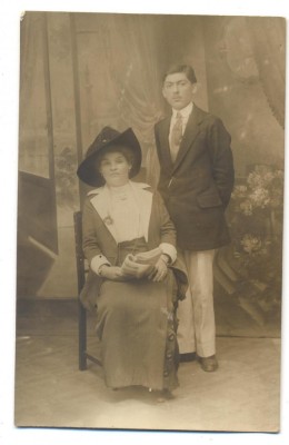 AD 1273 C. P. VECHE- DOMN SI DOAMNA IN TINUTA DE EPOCA -LA UN STUDIO FOTO -PARIS foto