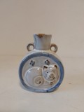 Vaza ceramica glazura alb-albastru, cu pisica in relief, mini, 10cm inaltime