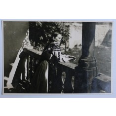 FEMEIE ( MOATA ) IN PRIDVOR , FOTOGRAFIE , MONOCROMA , PERIOADA INTERBELICA