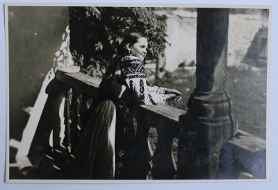 FEMEIE ( MOATA ) IN PRIDVOR , FOTOGRAFIE , MONOCROMA , PERIOADA INTERBELICA foto