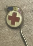 AMS2 Insignă vintage de colecție &bdquo;Crucea Roșie Rom&acirc;nă&rdquo;, emblemă rotundă emailată cu steag tricolor și ac lung, din perioada comunistă (RSR)