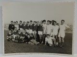 DOUA ECHIPE DE OINA , FOTOGRAFIE DE GRUP PE TEREN , ANII '50
