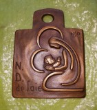 G411-Aplica veche Fecioara cu Pruncul Art Deco semnata N. D. de JOIE-NJD inseriata 89 bronz masiv aurit, stare foarte buna, 7/6 cm.
