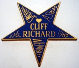 II.189 INSIGNA STEA MUZICA CLIFF RICHARD WEMBLEY JUNE 1989 SHADOWS ASWAD