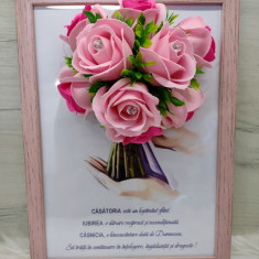 Rama A4 cu decorațiune de flori de săpun și text "Căsătoria..."