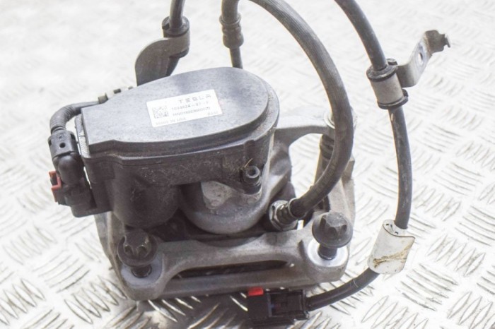 Etrier de fr&acirc;nă dreapta spate TESLA MODEL 3 2018 OEM: 1044624-97-F 12134226