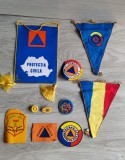 Lot Colecție Militaria &ndash; &Icirc;nsemne, Fanioane și Insigne Protecția / Apărarea Civilă Rom&acirc;nia (Anii '80 - '90