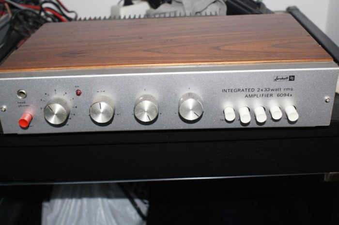 Amplificator audio de colectie LARSHOLT din anii &#039;70, functioneaza in totalitate, mufe DIN, sunet bun, carcasa 33x19x7 cm