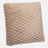 Perna decorativa bej din blana artificiala cu model reliefat, 60x60 cm, CMCLASS