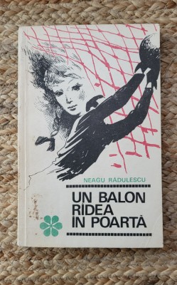 NEAGU RADULESCU - UN BALON RADEA IN POARTA (1968, prima editie) foto