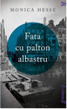 Fata cu palton albastru