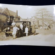 FAMILIE AMERICANA IN OHIO , POZAND LANGA UN AUTOMOBIL DE EPOCA , FOTOGRAFIE TIP CARTE POSTALA , MONOCROMA, PERIOADA INTERBELICA