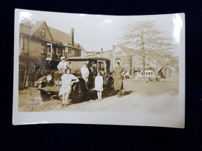 FAMILIE AMERICANA IN OHIO , POZAND LANGA UN AUTOMOBIL DE EPOCA , FOTOGRAFIE TIP CARTE POSTALA , MONOCROMA, PERIOADA INTERBELICA foto