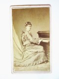 Fotografie pe carton 105x63mm domnisoara care canta la pianină,Franz Duschek-Bucuresci cca 1880