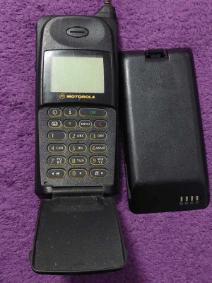 telefon mobil cu clapita de colectie MOTOROLA International 8700,fara accesorii foto