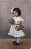 Cumpara ieftin Carte poștală Fetiță cu panglică roz și trandafiri multicolori - Circulată 1909, Dimensiuni 14 x 9 cm, Stare Bună