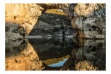 Tablou Canvas, "Reflexii aurii sub arcul st&acirc;ncos", Arc, Reflecție, Apă, Natură, St&acirc;nci, Pod, Vegetație, Peisaj, R&acirc;u, 39 x 26 cm, CMCLASS