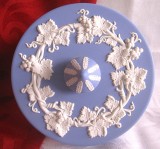 CASETA BOMBONIERA PORTELAN ENGLEZESC BLUE JASPERWARE DECOR VITA DE VIE CU STRUGURI 13 CM