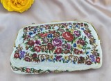 POȘETUȚĂ VINTAGE DIN BUMBAC ȘI DECORATĂ MANUAL CU BRODERIE &Icirc;N TEHNICA PETIT POINT