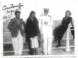 P2695N Căpitan rom&acirc;n &icirc;n uniformă de vară și civili, Constanța, 1932