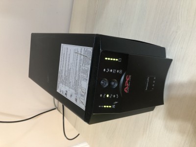 APC Smart-UPS 1000VA USB Serial Port 230V AVR Unda Sinusoida Pura foto