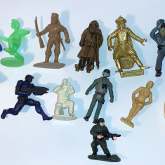 Figurine diverse 12 bucăți, soldatei, supereroi, civili și monștri - LOT 1 -