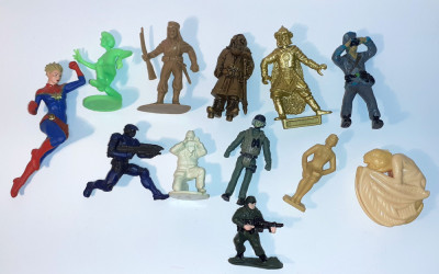 Figurine diverse 12 bucăți, soldatei, supereroi, civili și monștri - LOT 1 - foto