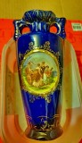 H217-Vazuta veche ALTVIN portelan antica cu Amoras in Car si 3 Femei cu defect Cehoslovacia cu marca de firma Altvin albastru cobalt.