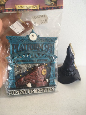 Lot 2 figurine Harry Potter, Hogwarts Express si palaria lui Harry Potter foto