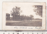 Bnk foto Militari in timpul unui mars - anii `20, Alb-Negru, Romania 1900 - 1950, Militar