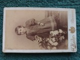 SUPERBA fotografie , anul 1900 ,atelier G. Waber Bucuresci ,Calea Victoriei 29,langa Prefectura Politiei . copila .dimensiuni 11 cm x 6 cm