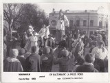 Bnk foto - Un saltimbanc la Polul Nord - fotografie de panou 24x18 cm, Alb-Negru, Romania de la 1950