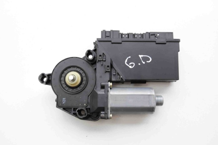 Motor macara geam ușă dreapta spate VW TOUAREG 7LA, 7L6, 7L7 2005 OEM: 7L0959704,0130821764 2100111