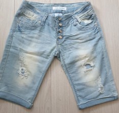 PANTALONI SCURTI BLUG-DAMA, MODEL DEOSEBIT, foto