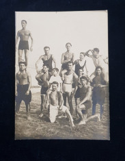 GRUP DE TINERI SPORTIVI IN COSTUME DE BAIE , FOTOGRAFIE MONOCROMA , PERIOADA INTERBELICA , DEZLIPITA DE PE CARTON * foto