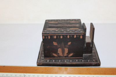 cutie veche din lemn pentru tigari foto