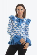 Pulover albastru azur tricotat cu nori albi si volane