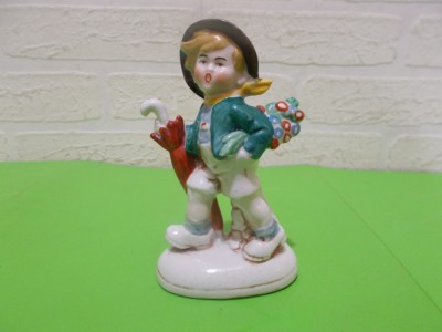 Figurina veche din PORTELAN , Baiat cu umbrela , GERMANY numar serie 21016 , anii 1950 , bibelou foto