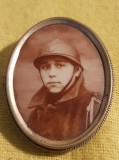 BROSA DIN METAL AURIT CU FOTOGRAFIE PE SUPORT CERAMIC-MILITAR WW1