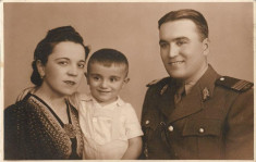 A37 Ofiter roman vanatori 1940 familie copil foto
